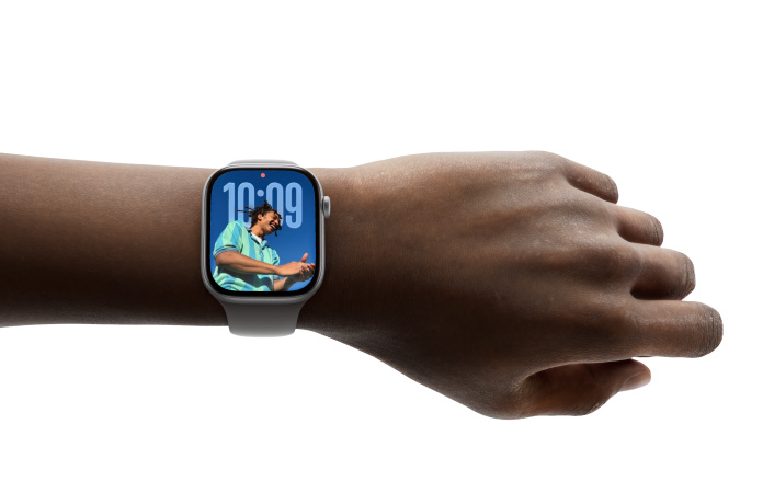 Uma pessoa usa o gesto de rotação do pulso para descartar uma notificação do app Tempo no Apple Watch Series 11