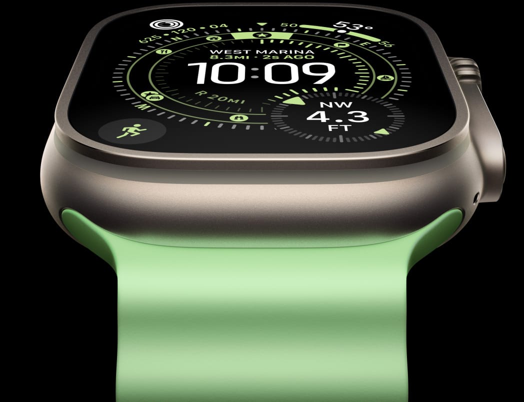 Apple Watch Ultra 3, titaanikuori, värinä luonnontitaani, Suunnistus-kellotaulussa kompassi, Ocean-ranneke, värinä neonvihreä