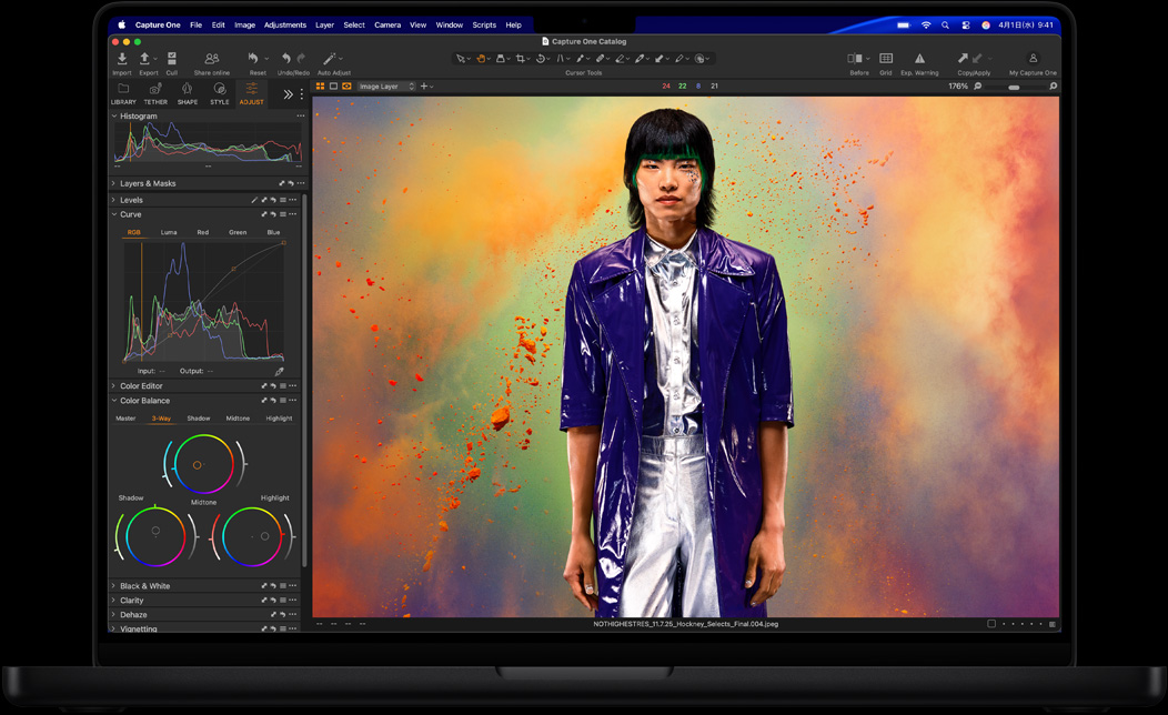 MacBook Proの画面にCapture Oneで人物の写真を編集する様子が表示されている