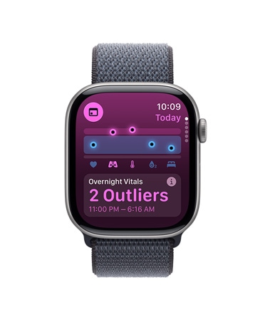 Apple Watch Series 11, hliníkový kryt v kozmickej sivej farbe, apka Vitálne funkcie, graf so zdravotným skóre, hlásenie o odchýlkach vitálnych funkcií zaznamenaných cez noc, pohľad zvonku na pravú stranu, korunka Digital Crown, tmavosivá športová slučka