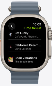 Écran d’Apple Watch affichant une playlist Fitness+ avec des morceaux de The Weeknd, Skrillex, Justin Bieber et Shawn Mendes