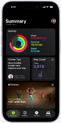 App Apple Fitness+ sur un iPhone affichant l’onglet Résumé dans l’app Forme, montrant les anneaux Activité, les astuces des coachs, le nombre de pas et les séances Fitness+ recommandées