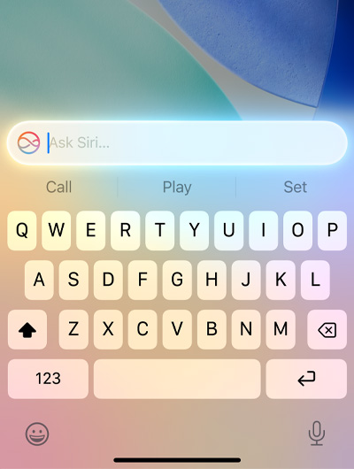 在 iPhone 上，鍵盤上方的文字欄位顯示「Ask Siri」。
