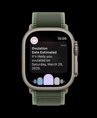 Apple Watch Ultra 3, luonnontitaaninen kuori, ilmoitus arvioidusta ovulaatioajasta Terveys-apin Kierron seurannasta, Trail-ranneke, värinä sininen/kirkkaansininen