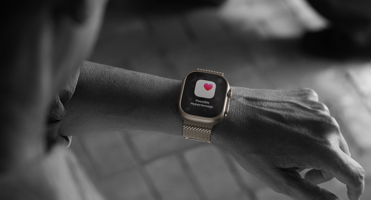 Henkilö tarkistaa Terveys-apin ilmoituksen kohonneesta verenpaineesta Apple Watch Ultra 3:sta