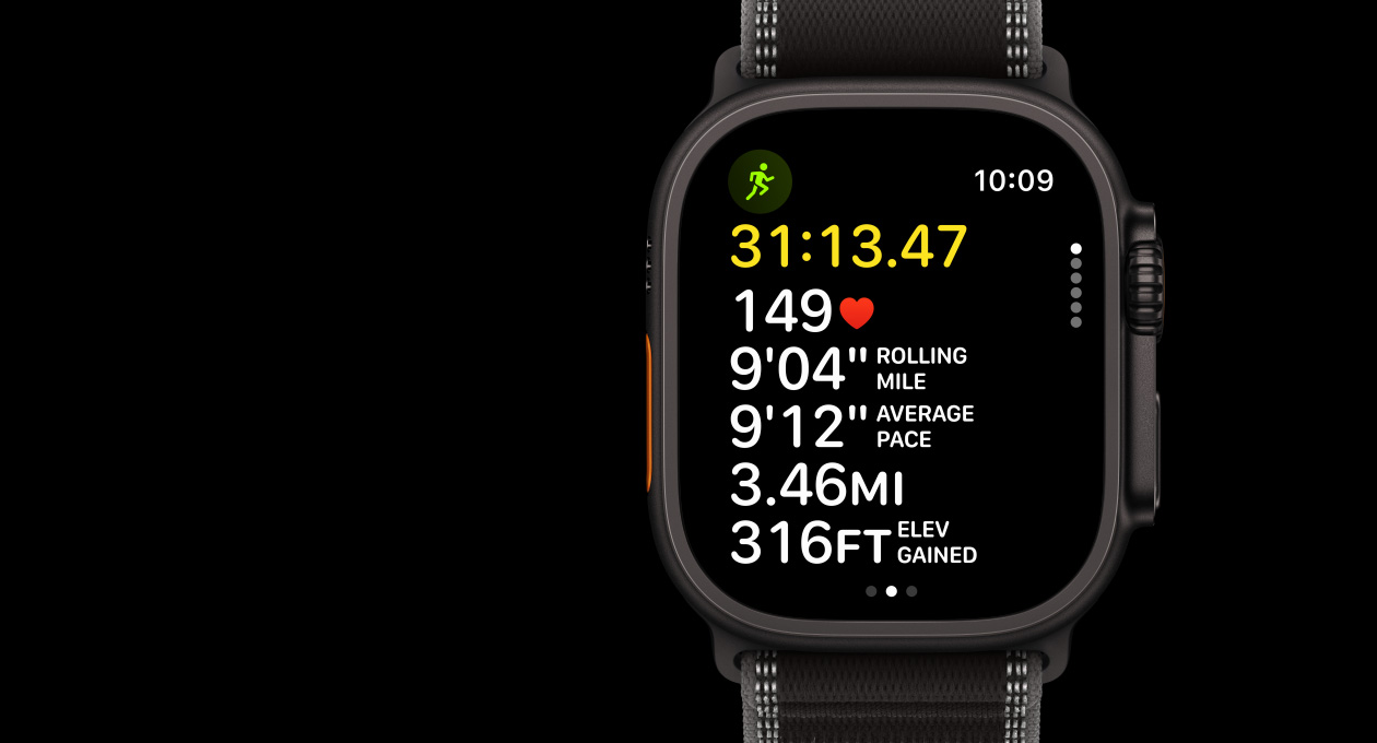 Apple Watch Ultra 3, musta väri, titaanikuori, Treeni-appi, Ulkojuoksu, näkymä vasemmasta sivusta, toimintopainike, näkymä oikeasta sivusta, Digital Crown, sivupainike, Trail-ranneke, värinä musta/hiili