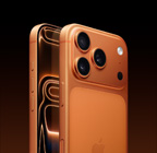 iPhone 17 Pro i kosmisk orange vist skråt bagfra, Pro Fusion-kamerasystem øverst, knappen Kamerabetjening. Forside vist fra siden med skærm fra kant til kant, Handlingsknap og lydstyrkeknapper
