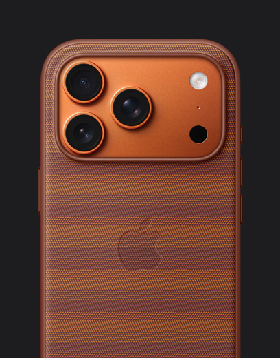 iPhone 17 Pro, parte posterior, acabado naranja cósmico, con funda de TechWoven naranja con MagSafe