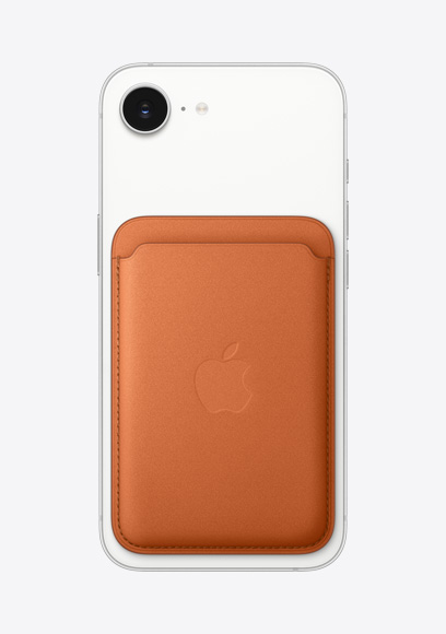 白色 iPhone 17e 的機身背面，展示狐橙色 MagSafe 精細織料銀包，融合相機位於頂部