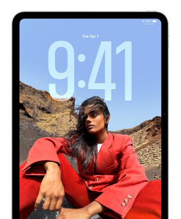 在 iPad 鎖定畫面上的相片，在背景中和人像的後面，以大型數字顯示時間