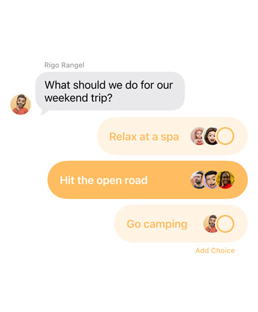 訊息 app 投票功能，顯示群組聊天成員正在投票決定週末旅行地點